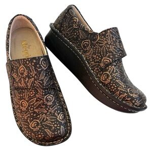 Like New Alegria Leather Deliah
Loafers Embossed Floral Black Gold Size 8 - 8.5